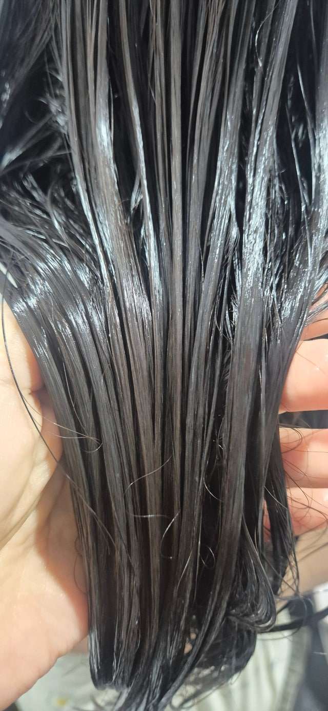 A verified Anuko customer showing their hair after using the Hair Butter